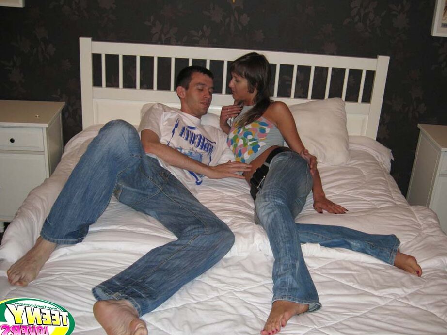 16P Jóvenes amantes se desnudan mientras tienen sexo en la cama