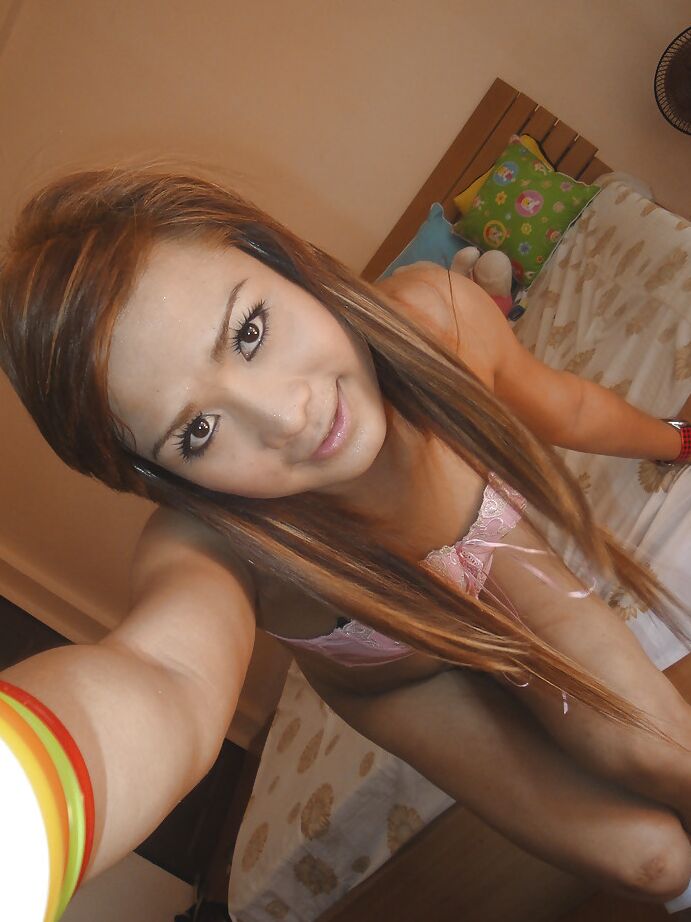 16P La transexuelle asiatique brune Aum écarte ses fesses et lui caresse la bite