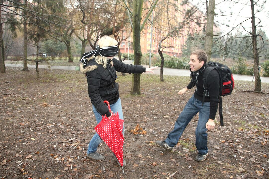 15P Junge Blondine bekommt einen inneren Cumshot, nachdem sie an einem regnerischen Tag einen Jungen getroffen hat