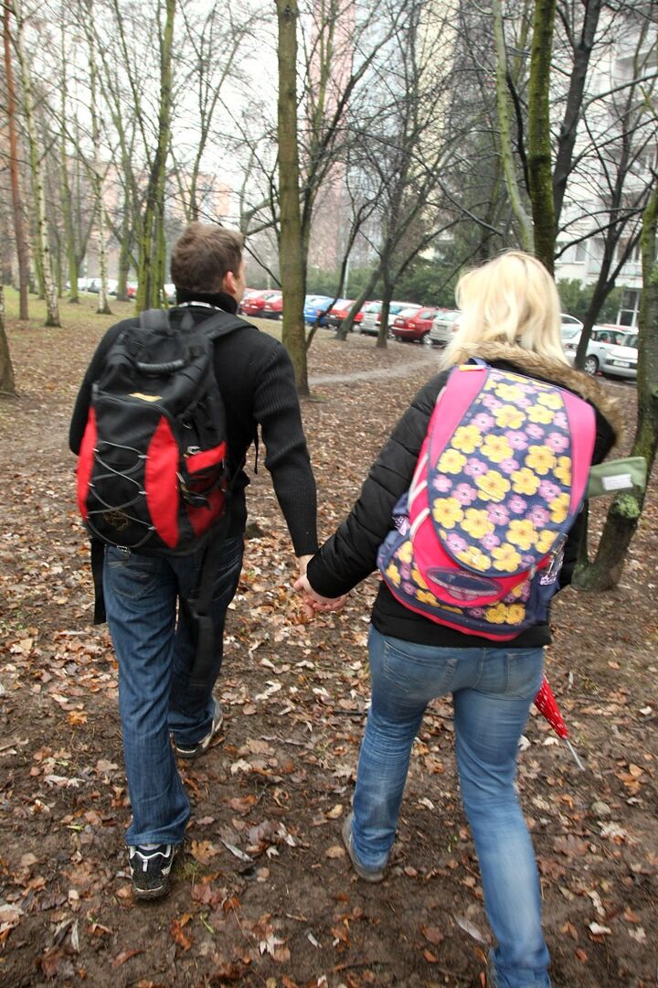 15P Junge Blondine bekommt einen inneren Cumshot, nachdem sie an einem regnerischen Tag einen Jungen getroffen hat
