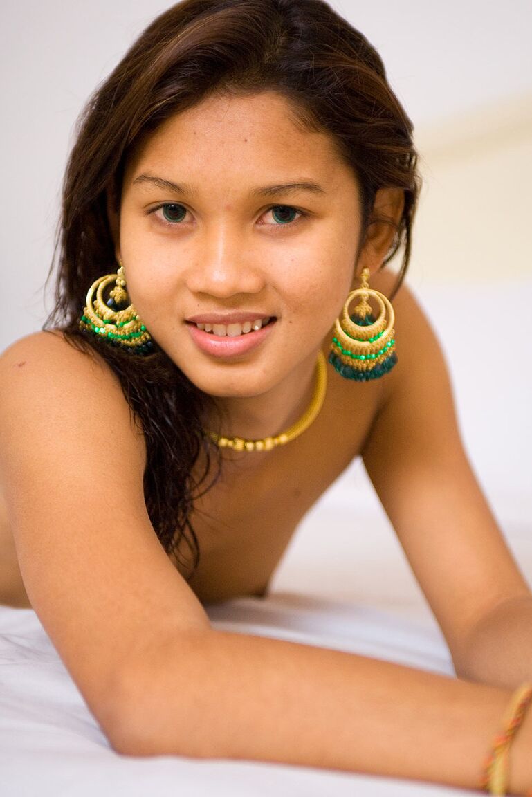 17P Tiny titted morena Lee modela seu doce corpo adolescente nu