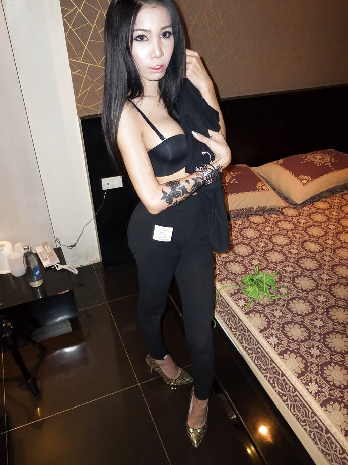 16P Ladyboy morena flaca en acción de sexo anal masculino con TS Alice
