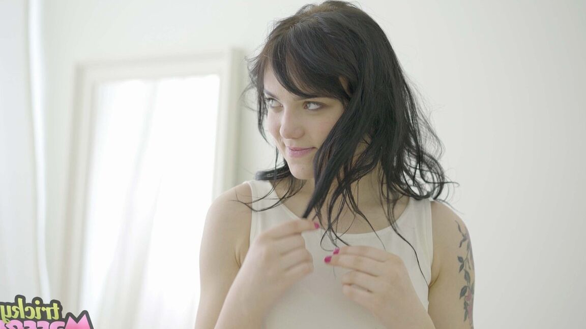 16P Deliciosa nena de cabello oscuro disfruta de un masaje de cuerpo completo y sexo en la mesa