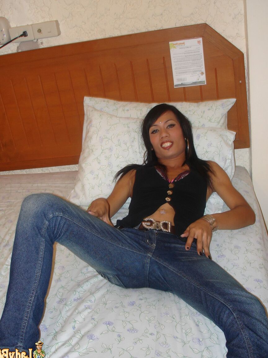 21P La transexual tailandesa Amy posa en una toalla