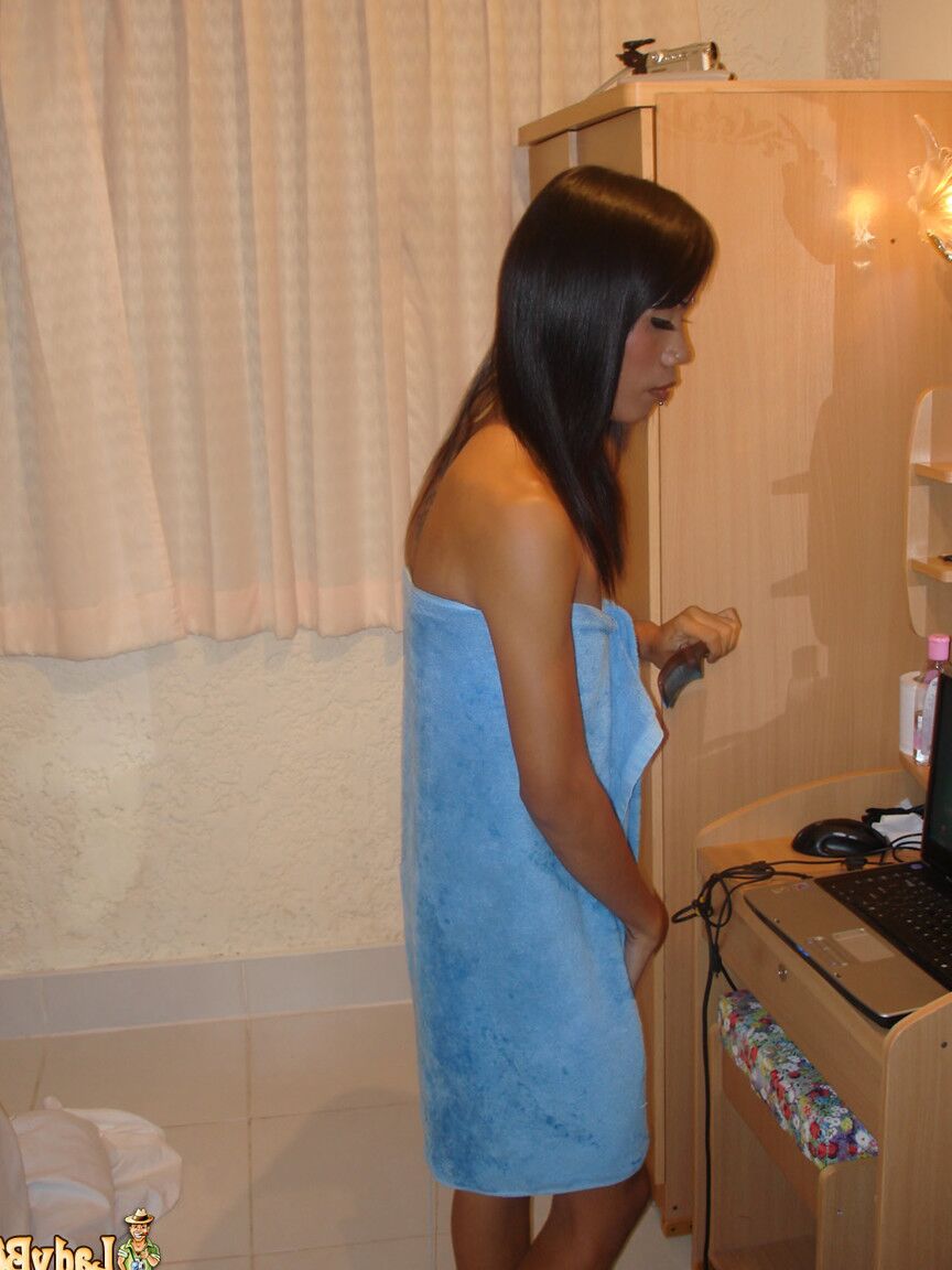 21P La transexual tailandesa Amy posa en una toalla