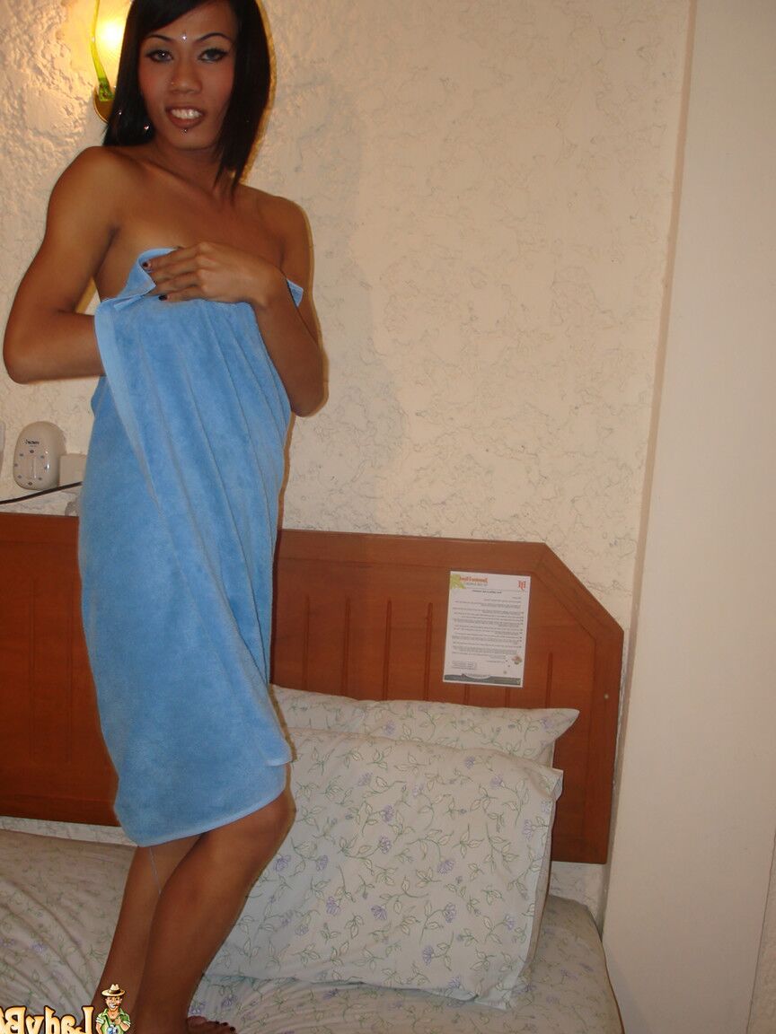 21P La transexual tailandesa Amy posa en una toalla