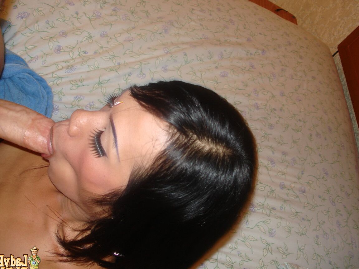 21P La transexual tailandesa Amy posa en una toalla