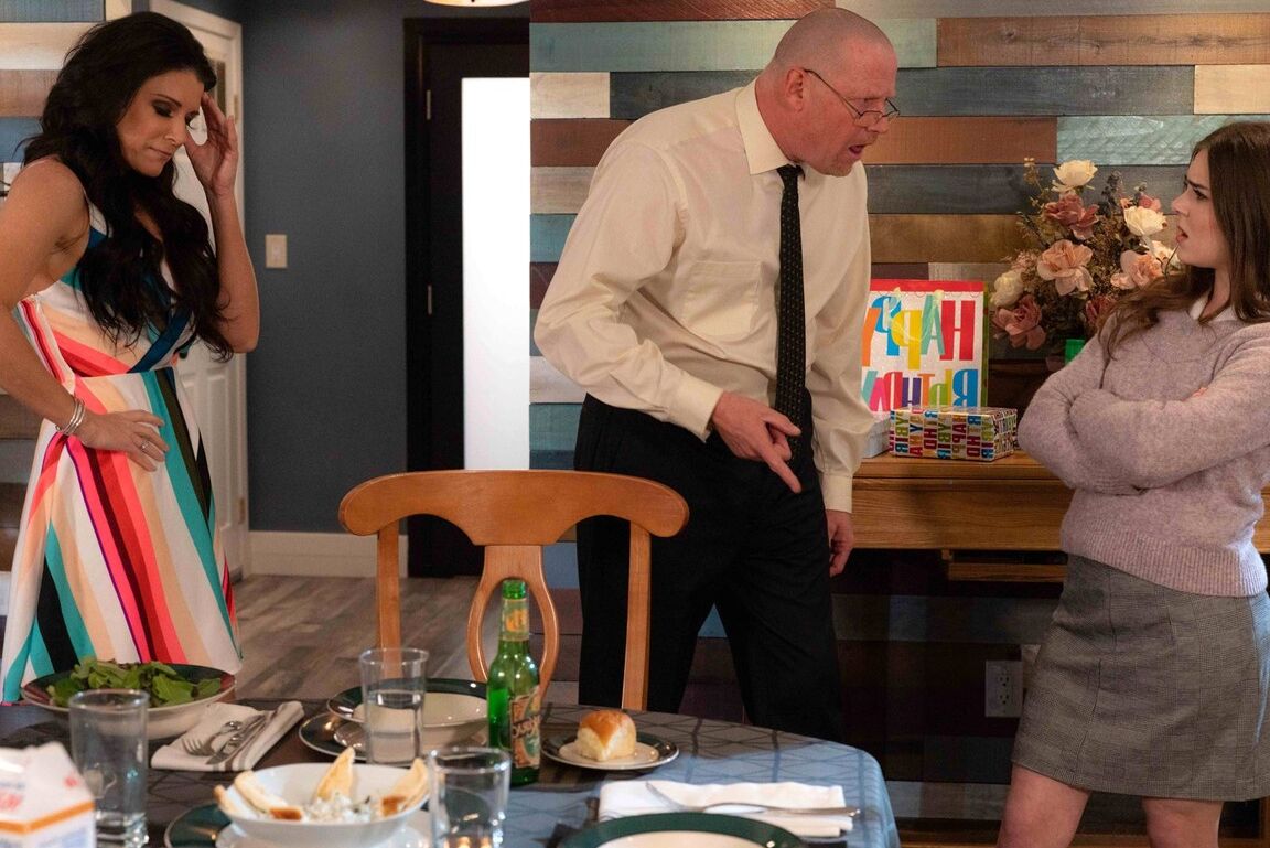 21P Ama de casa cachonda India Summer es follada en la encimera de la cocina por un lindo semental
