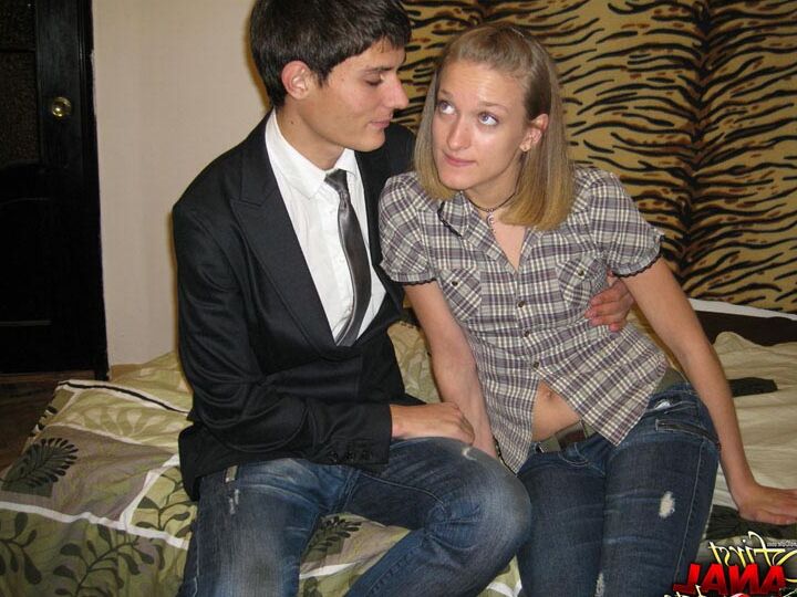 16P Les amants adolescents enlèvent leurs jeans avant d'essayer le sexe anal
