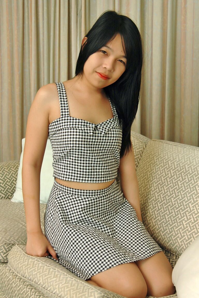 21P Jovem ladyboy Urn perde a roupa e exibe seus peitos pequenos e pau