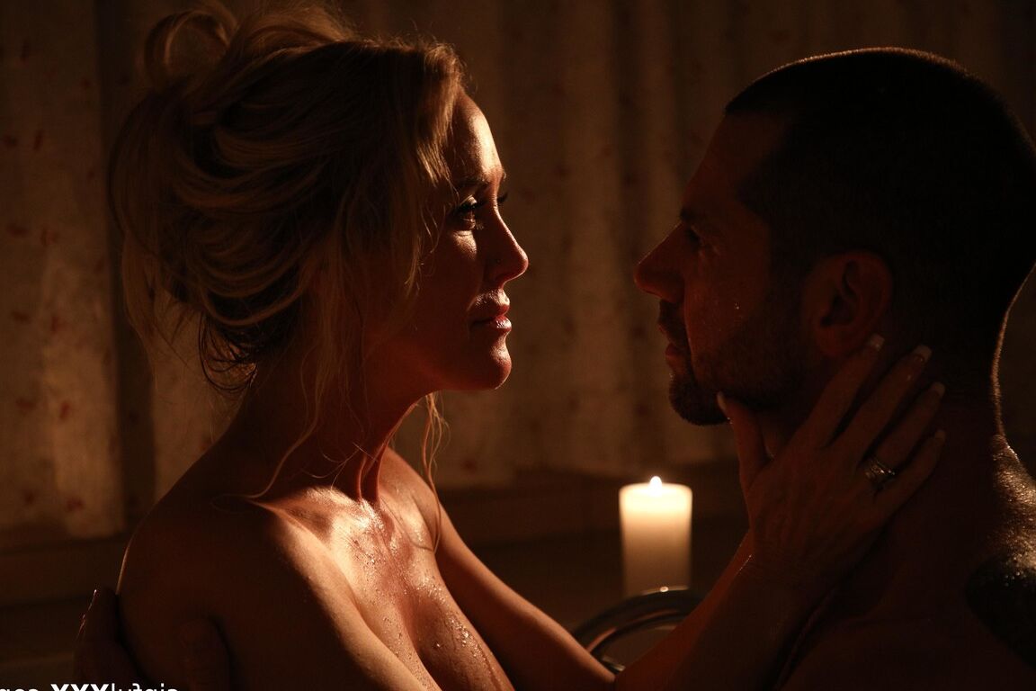 21P Hot MILF Brandi Love consegue uma foda hardcore depois de beijar
