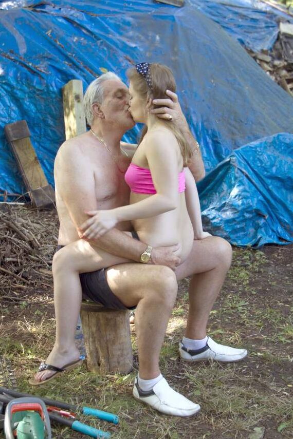16P Joven zorra es azotada por su papá antes de follar en el bosque