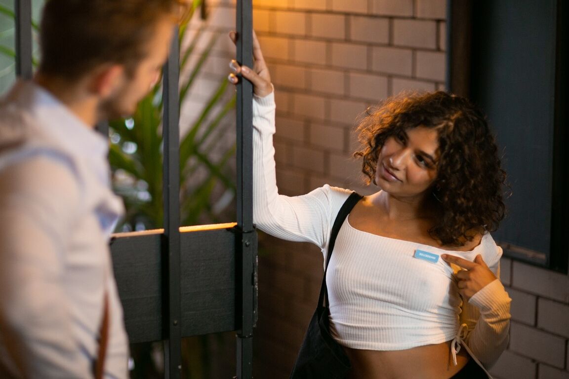 15P La masseuse aux cheveux bouclés Rubi Valentine séduit un homme lors d'un massage topless