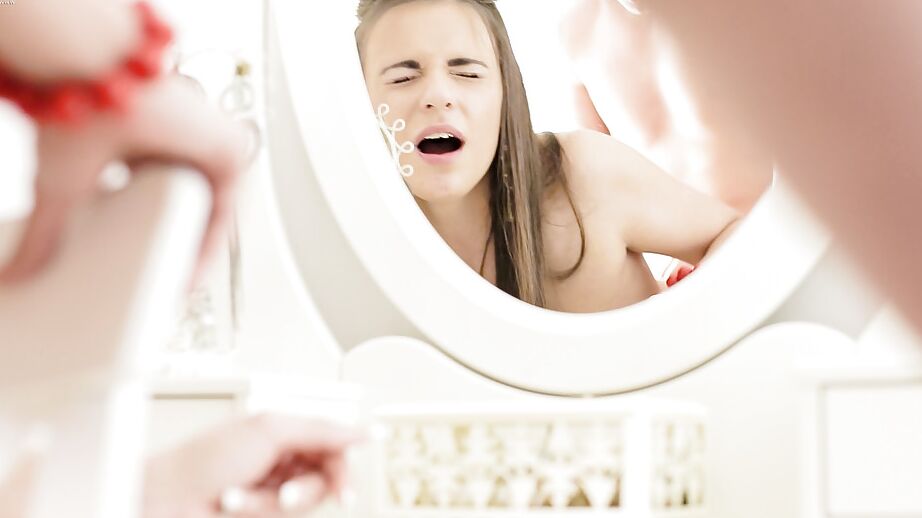 16P Adolescente morena peituda é fodida com os dedos e lambida antes da gozada facial