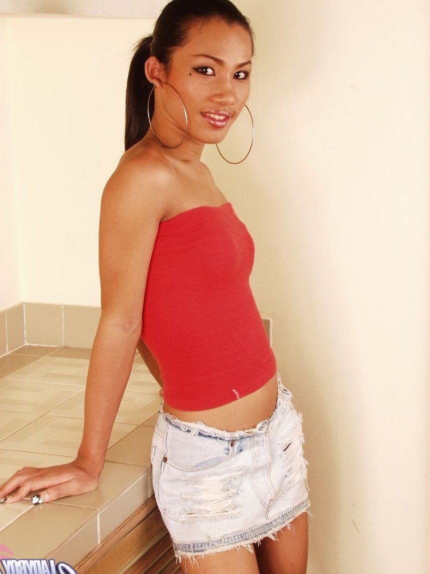 17P Petite travesti Kwang tira a minissaia para revelar seu pau travesti na cozinha