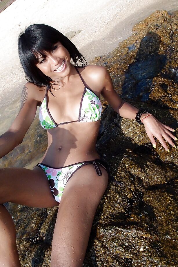 16P Hermosa transexual tailandesa Noon posando en la playa antes de chupar una polla dura