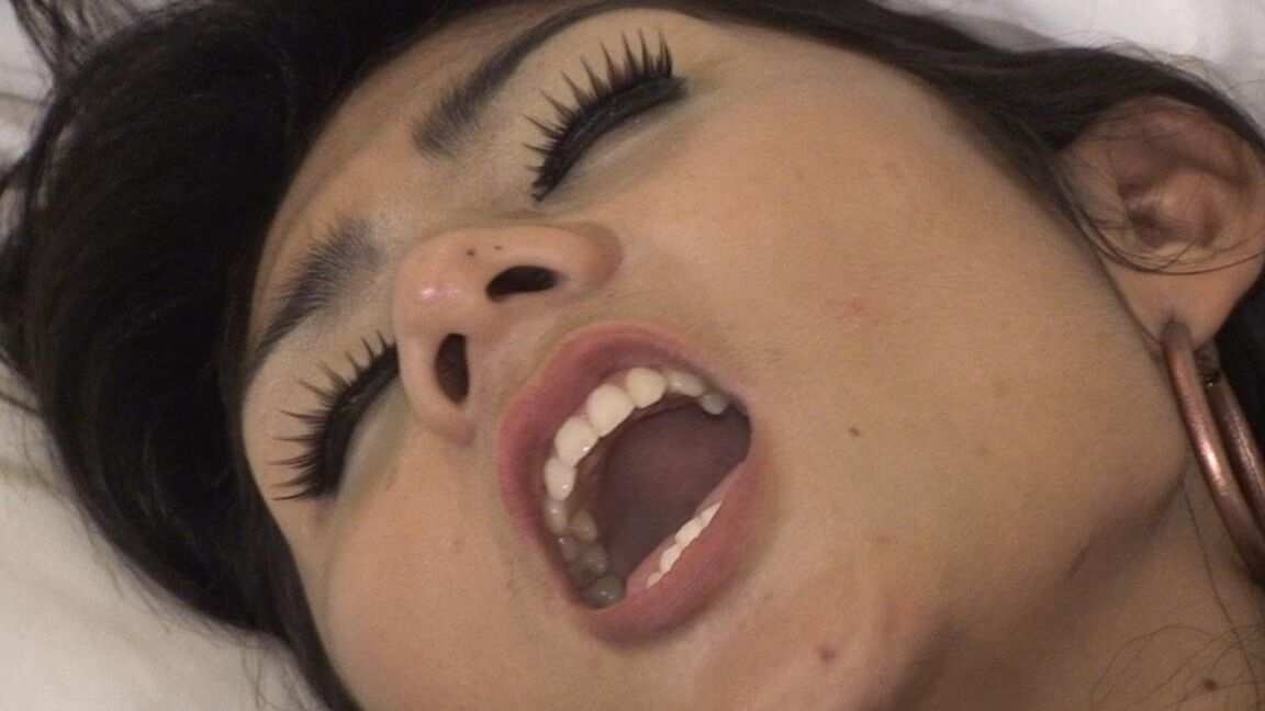 17P Der süße Ladyboy Peggy fickt ihre sexy Füße nackt mit einem schwarzen Dildo
