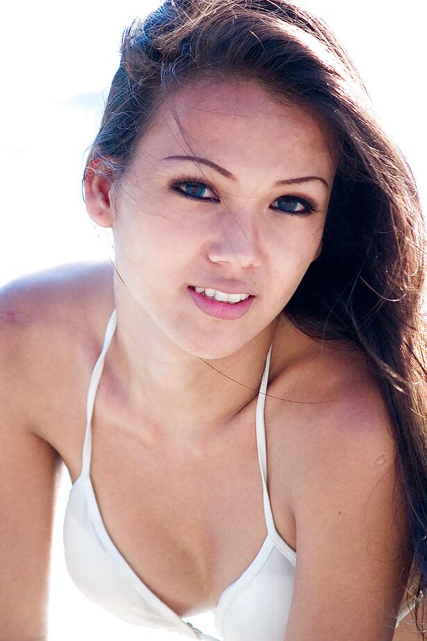 16P Der schöne Ladyboy Amy posiert im knappen Bikini am Strand im Freien