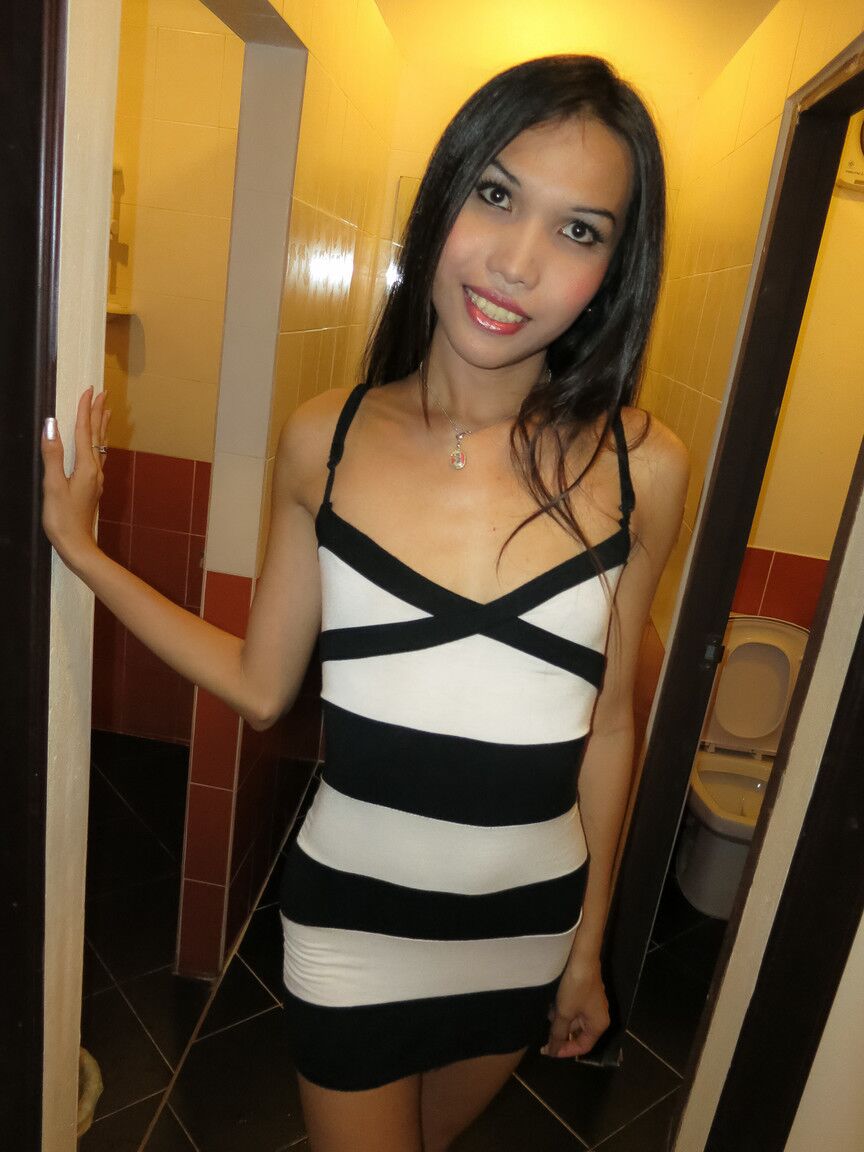17P Ladyboy Bam con las piernas desnudas besa a un hombre antes de tener sexo anal a pelo y una ducha