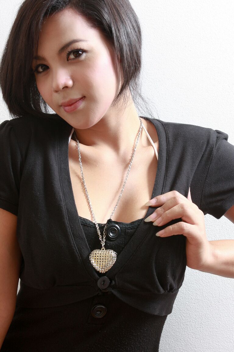 17P La adorable ladyboy de grandes tetas Bam revela su pequeña polla para acariciarla en solitario
