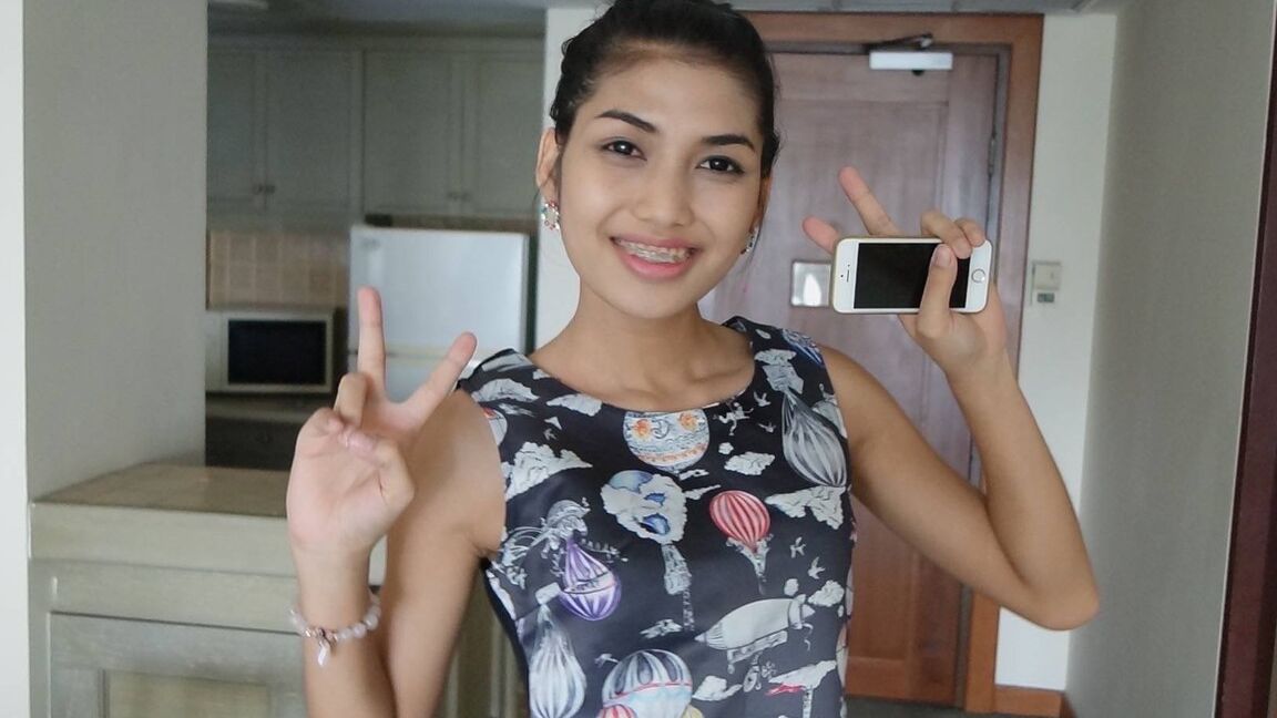 12P Ladyboy tailandês magro de 20 anos faz um strip-tease e um boquete