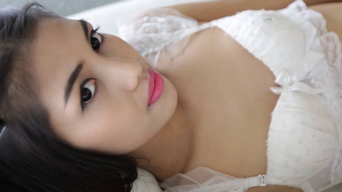12P Ladyboy tailandês magro de 20 anos faz um strip-tease e um boquete