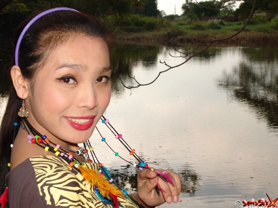 21P Die dünne asiatische Shemale Joan schnappt sich ihre falschen Titten, während sie draußen geknallt wird