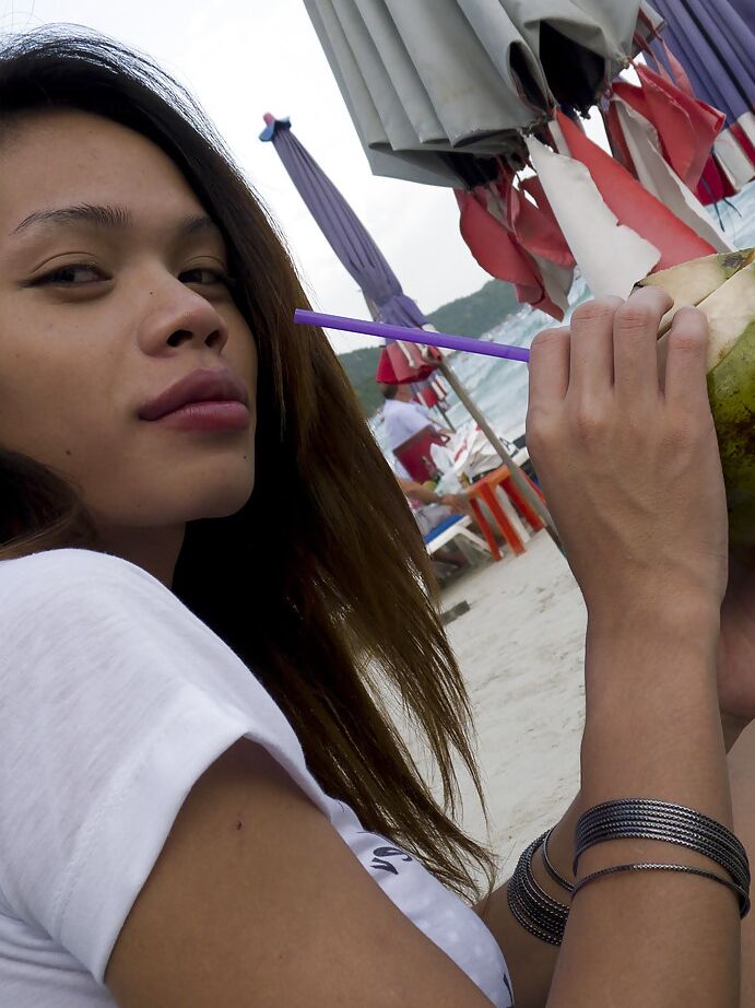 16P Tesão big tit Travesti asiática Wicky fazendo uma viagem para a praia