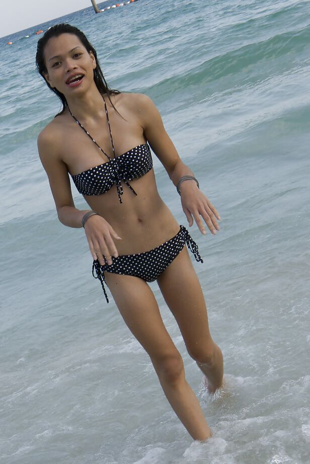 16P Tesão big tit Travesti asiática Wicky fazendo uma viagem para a praia