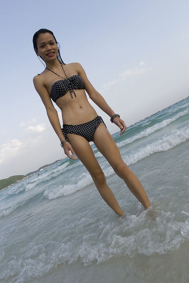 16P Tesão big tit Travesti asiática Wicky fazendo uma viagem para a praia