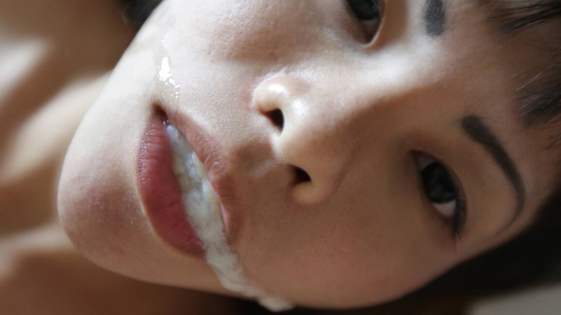12P Ladyboy thaïlandaise de 23 ans baise et suce une bite de touriste blanche