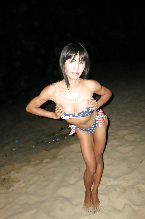 16P A deusa travesti asiática dá um golpe final com tesão em sua casa de praia