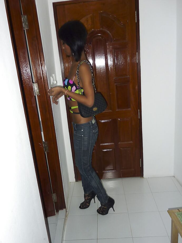 16P Transexual tailandesa con polla grande Bow se inclina y recibe una polla por el culo