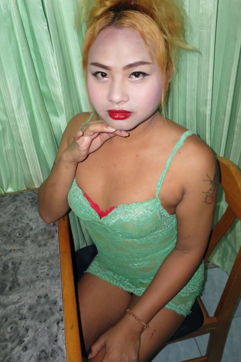 18P A travesti amadora de rosto branco Chan toca sua bunda sozinha na banheira