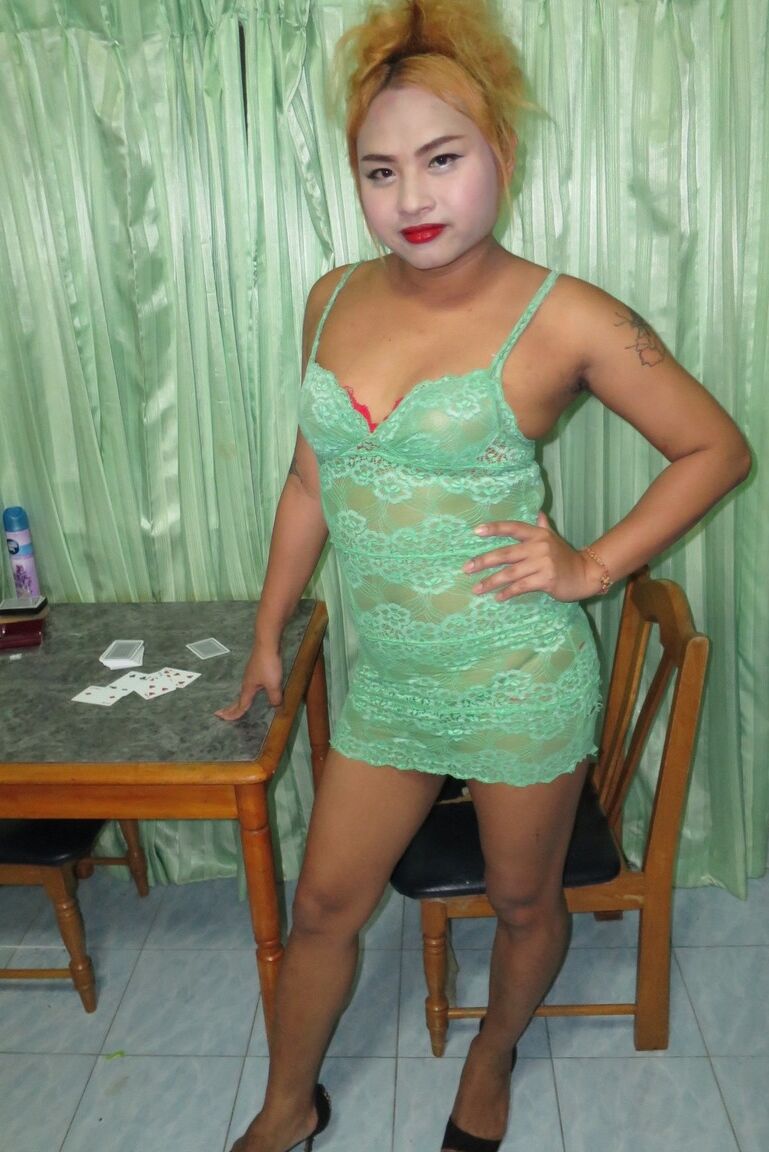 18P A travesti amadora de rosto branco Chan toca sua bunda sozinha na banheira