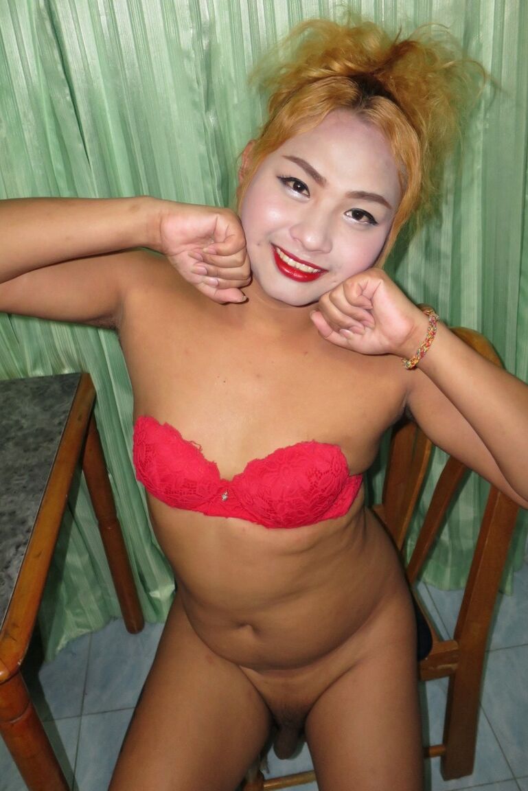 18P A travesti amadora de rosto branco Chan toca sua bunda sozinha na banheira