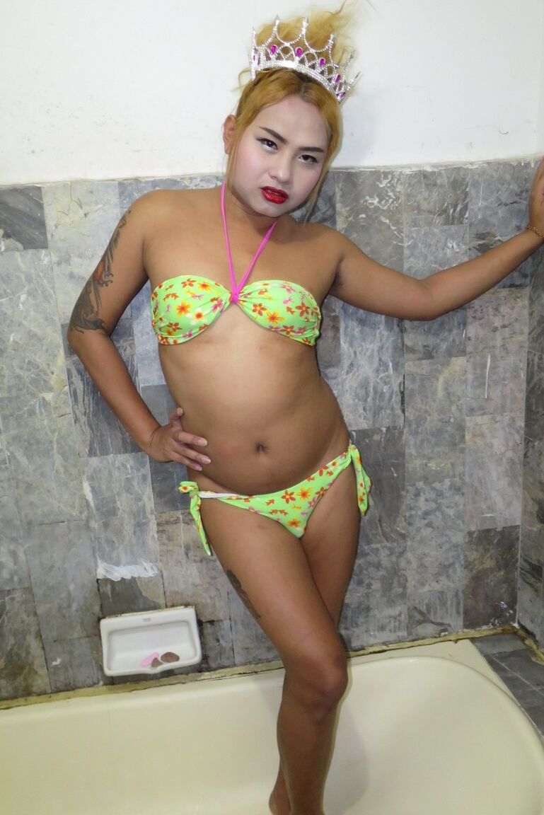 18P A travesti amadora de rosto branco Chan toca sua bunda sozinha na banheira