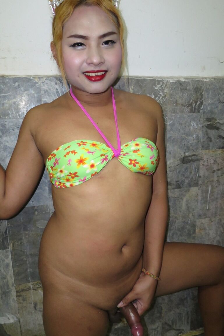18P A travesti amadora de rosto branco Chan toca sua bunda sozinha na banheira