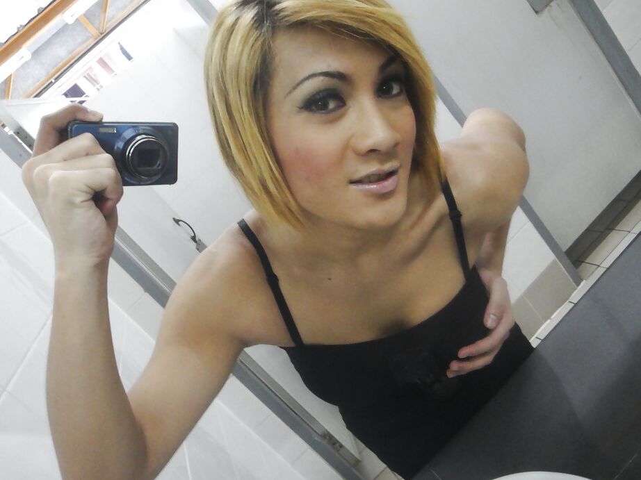 16P Transexual asiática rubia mostrando su polla y sus pequeñas tetas al aire libre