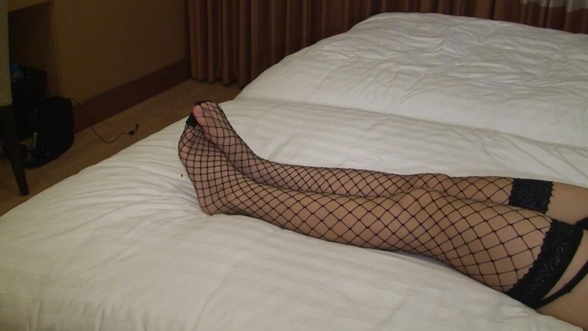 17P Ladyboy gostoso em meias arrastão Zaza dá a um vibrador um footjob perfeito