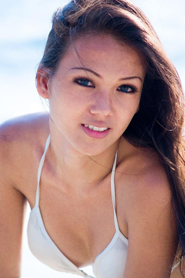 17P Boneca morena Supreme mostrando seu corpo deslumbrante de biquíni na praia