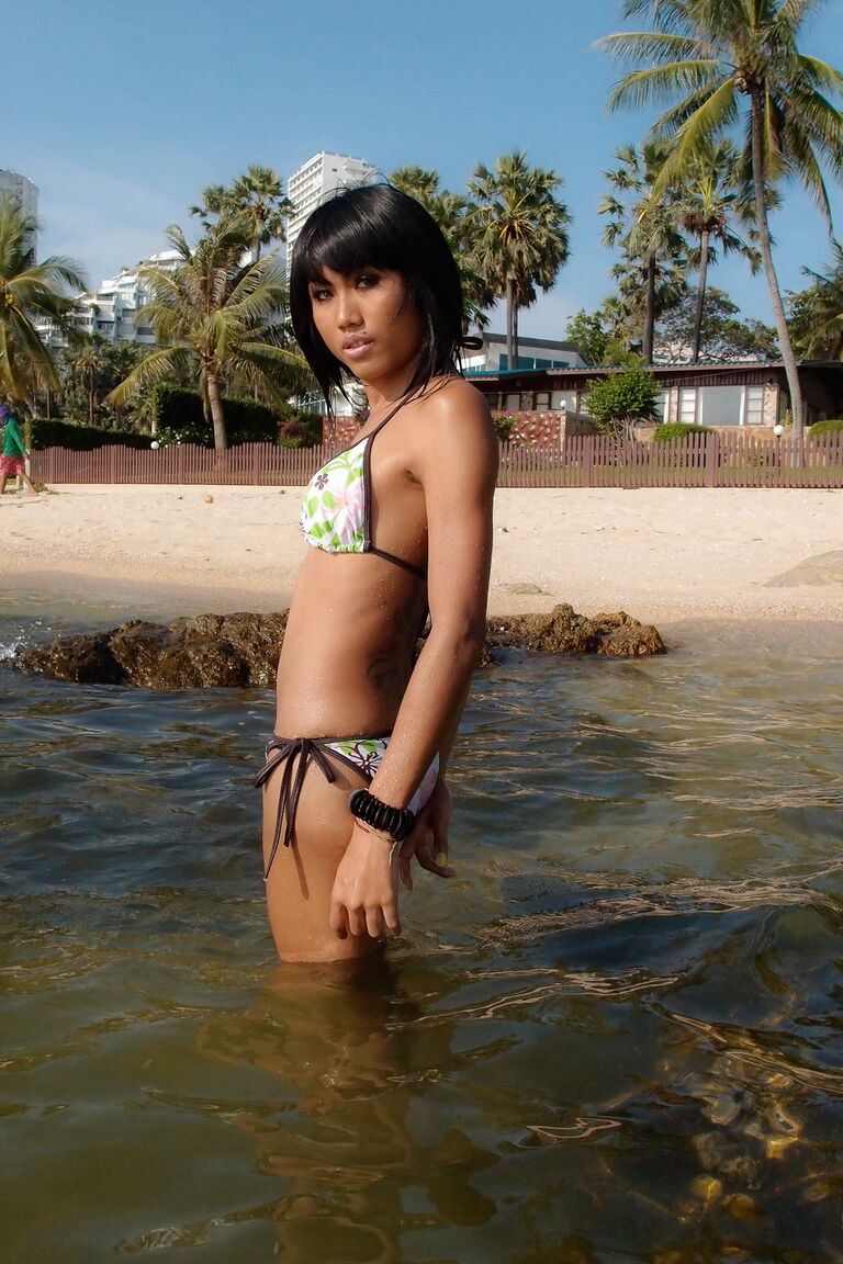 21P Travesti magro Noon lança biquíni sexy para close de inserção de plug anal quente