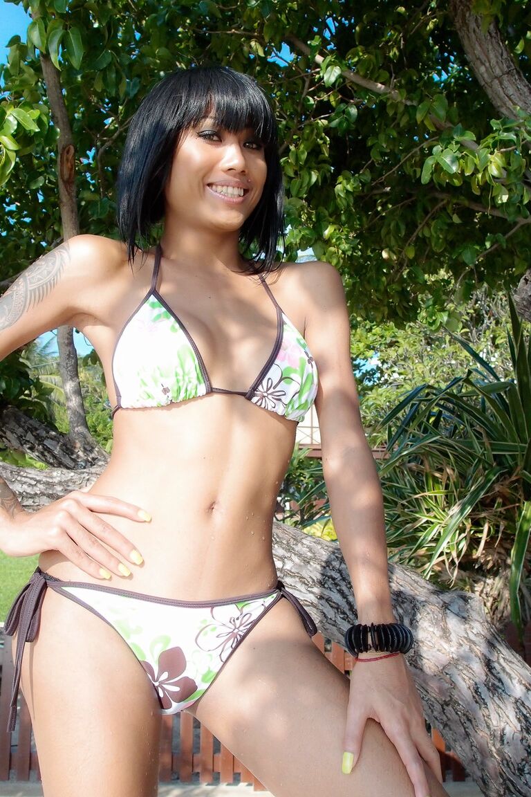 21P Travesti magro Noon lança biquíni sexy para close de inserção de plug anal quente