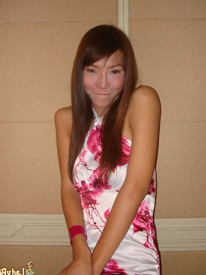 21P Transexual tailandesa Lydia mostrando su pequeña polla