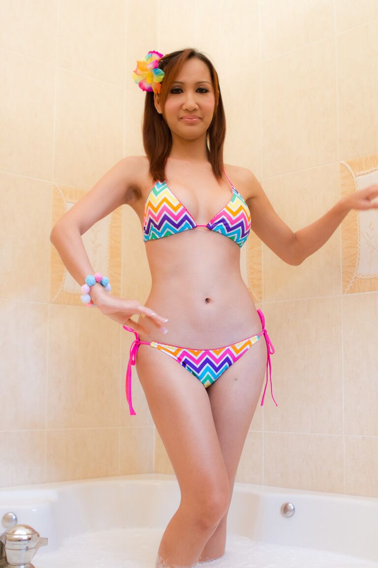 17P Pretty Ladyboy Nam se quita el bikini en la bañera y muestra buenas tetas