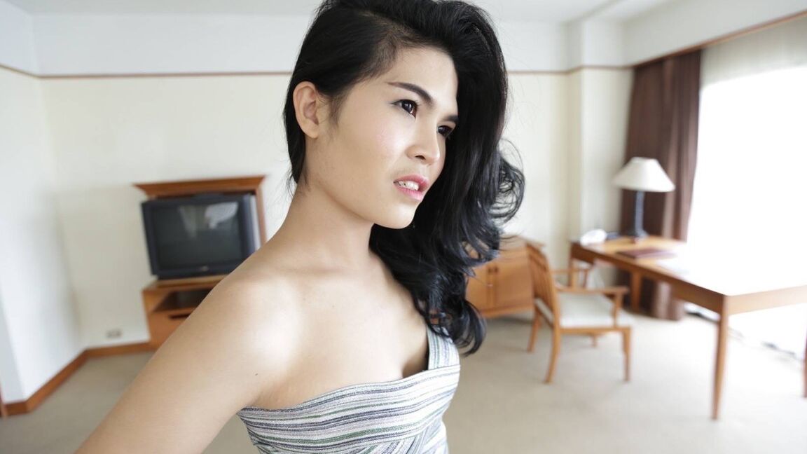 12P 23 Jahre alter geiler thailändischer Ladyboy lutscht weißen Touristenschwanz