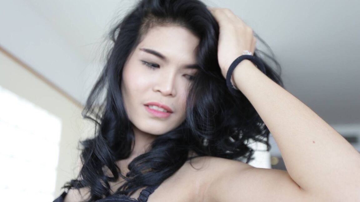 12P 23 Jahre alter geiler thailändischer Ladyboy lutscht weißen Touristenschwanz