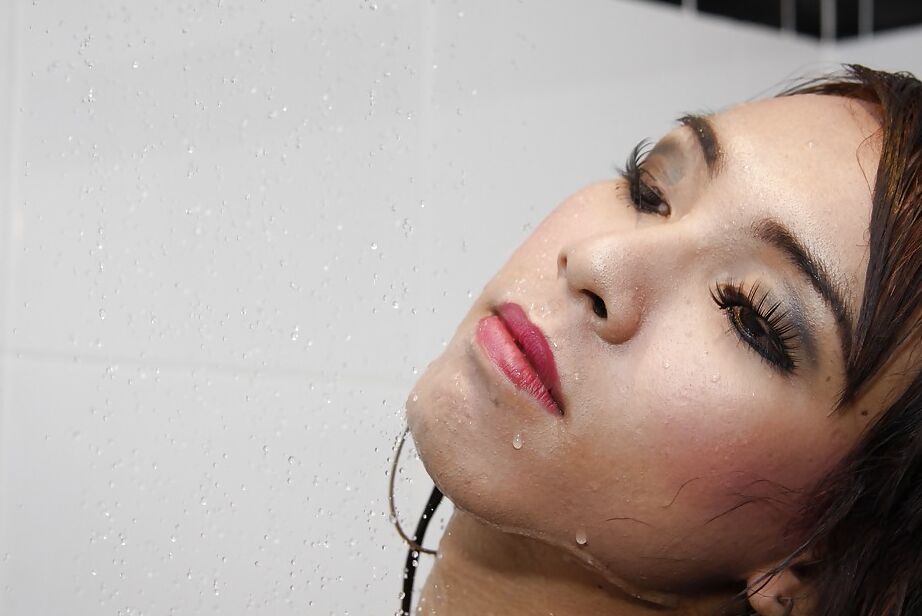 16P Skinny Thai ladyboy Kat se divertindo muito no banheiro