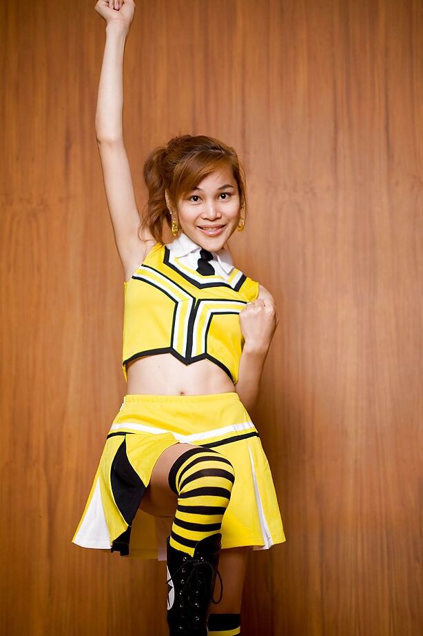 16P La desagradable transexual tailandesa Cherry jugando con su culo afeitado con uniforme de animadora