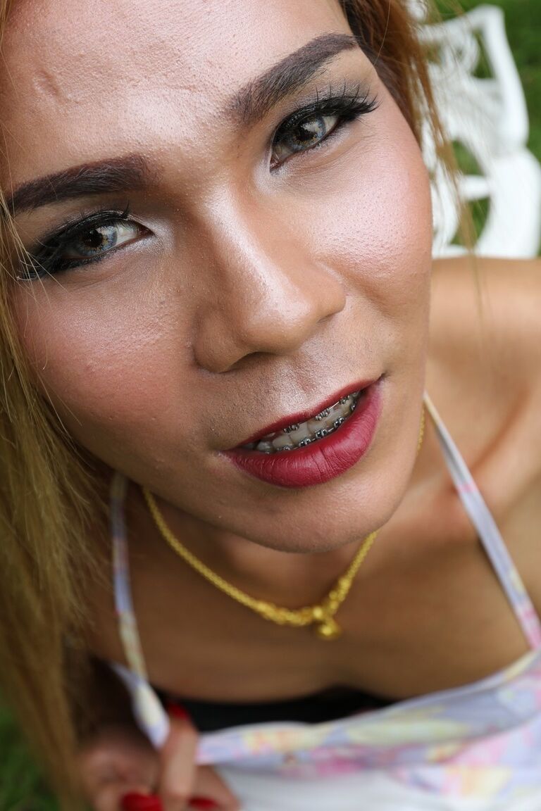 17P Travesti asiática com fome sexual e cabelo loiro Ice se masturbando no quintal